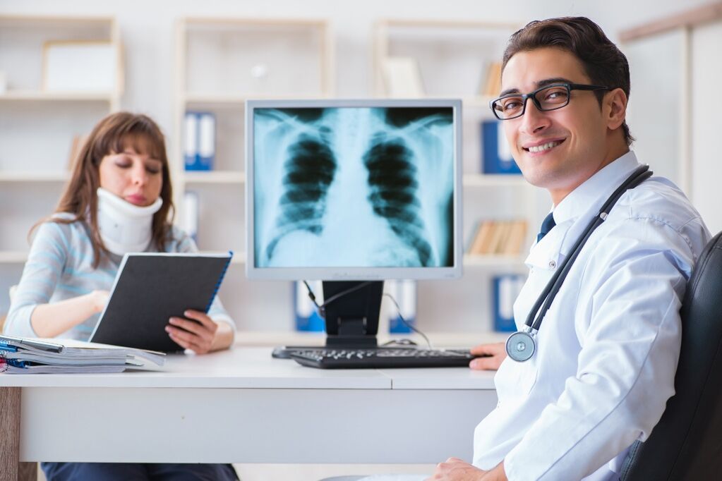Pacient cu osteochondroză cervicală la medic